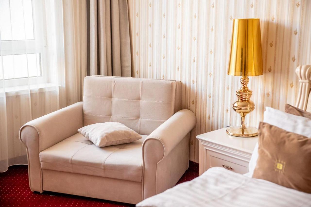 Hotel Carpathia Sinaia Bagian luar foto