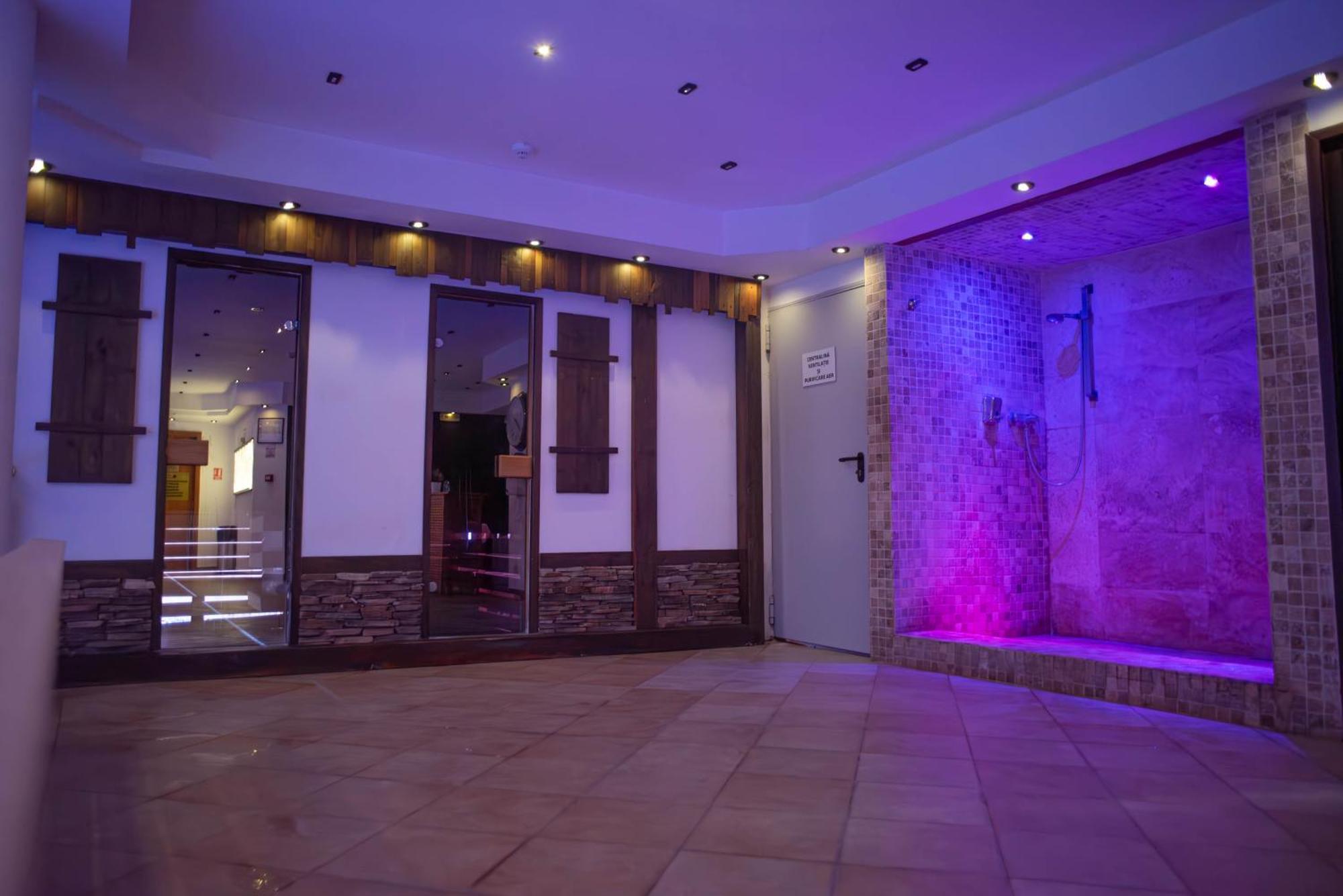 Hotel Carpathia Sinaia Bagian luar foto