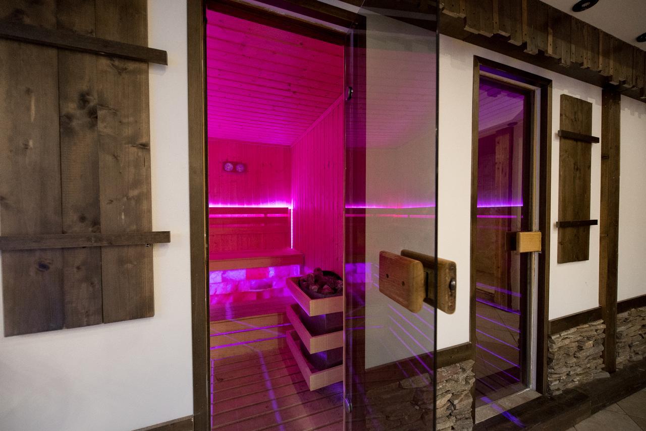 Hotel Carpathia Sinaia Bagian luar foto